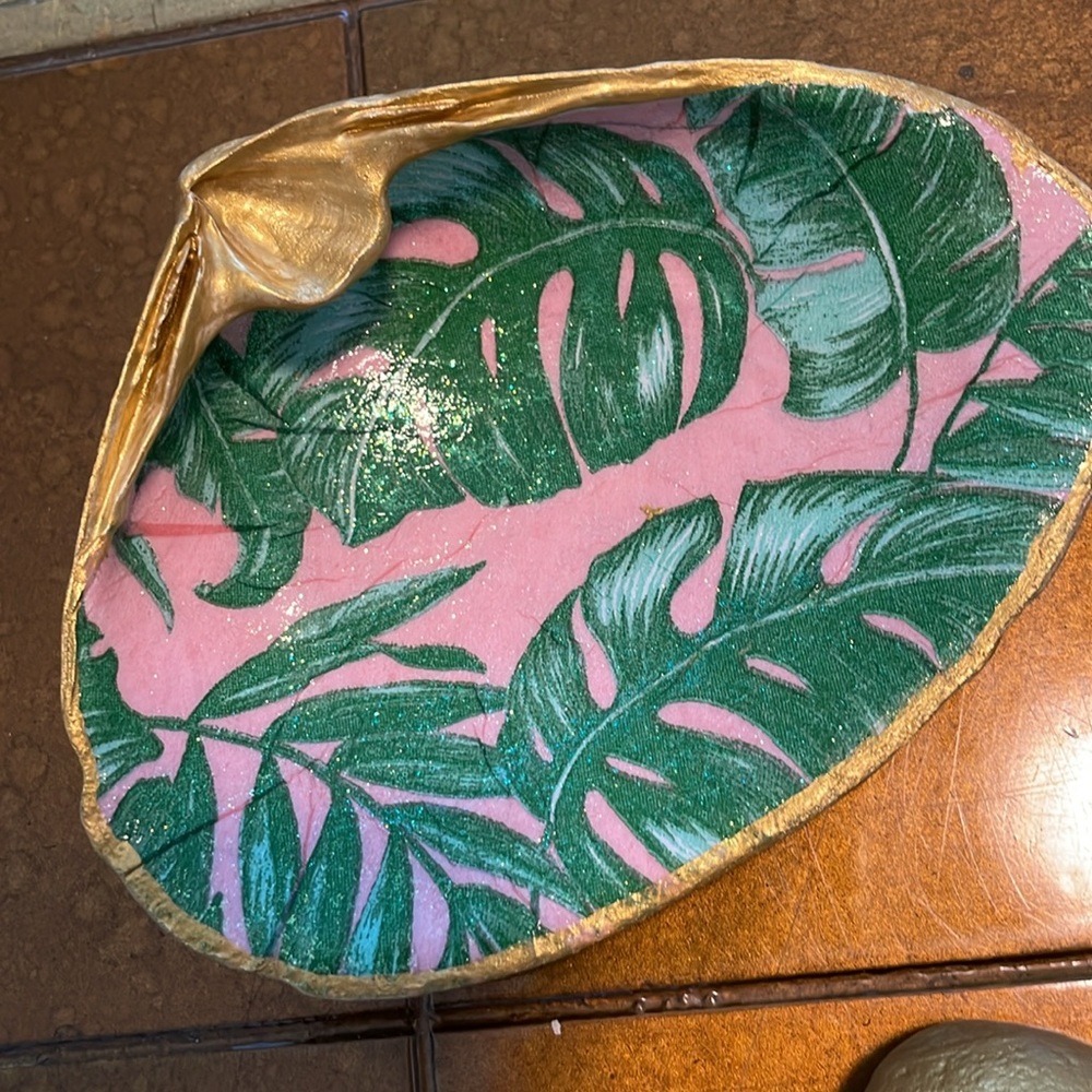 Large Hand Painted Clamshells - Picture 3 of 4